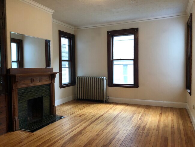 high ceilings and large windows - 20 Grant St Apartments
