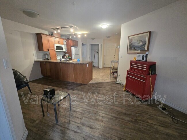 Photo du bâtiment - 598-598 Sutherland Ave