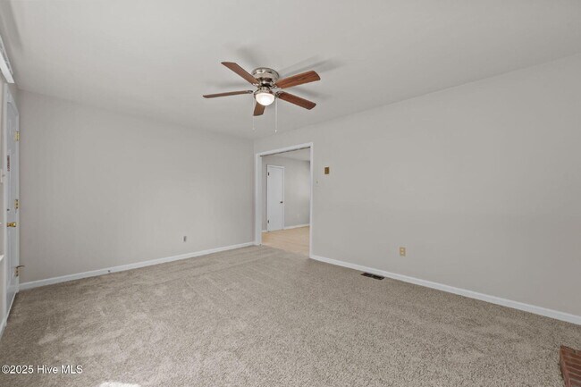 Foto del edificio - Nice 3 Bedroom Home -2503 Country Club Rd.