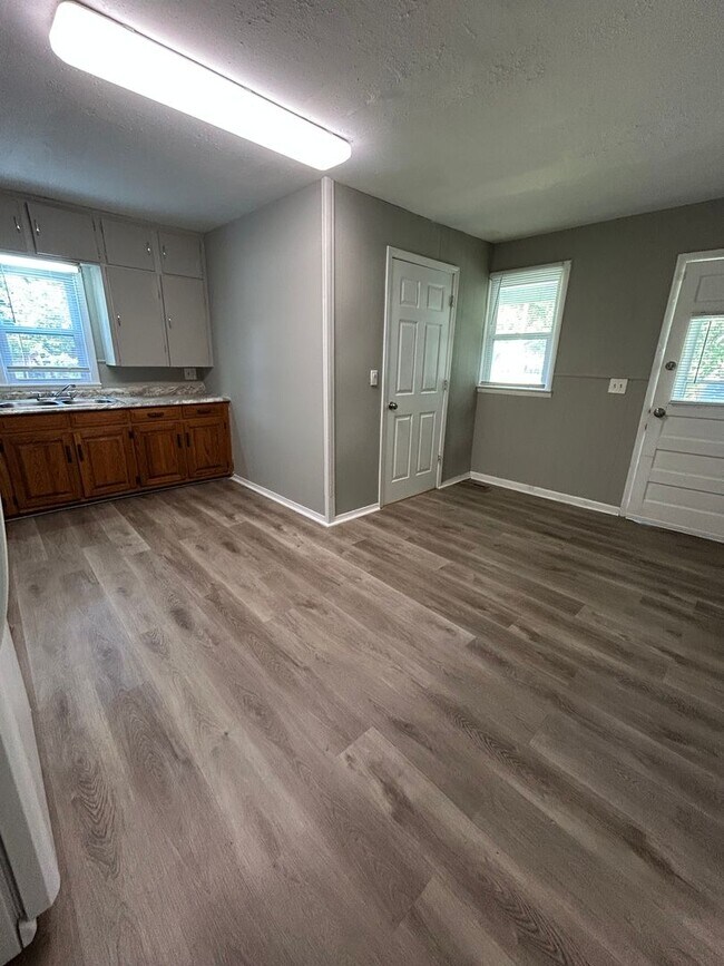Building Photo - Very Nice 3BR / 1 1/2BA House on Large Cor...