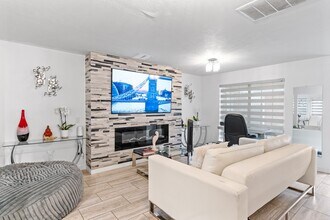 Building Photo - 1008 Robin St