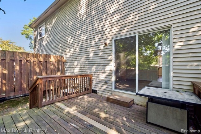 Building Photo - 1823 Torquay Ave