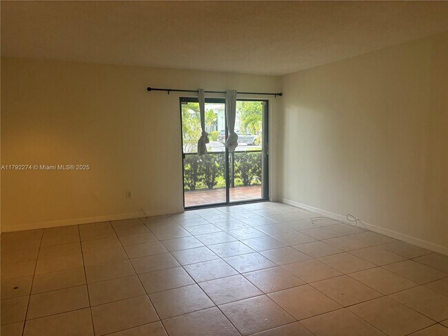 Foto del edificio - 771 NE 199th St