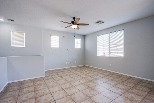 Building Photo - Lovely 2 bed 2 bath upstairs townhouse in ...