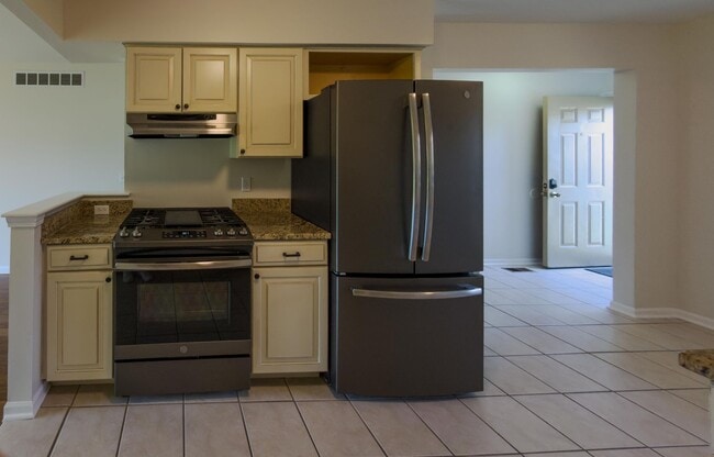 Building Photo - Move-In Ready Ranch Condo with Basement & Prime Location