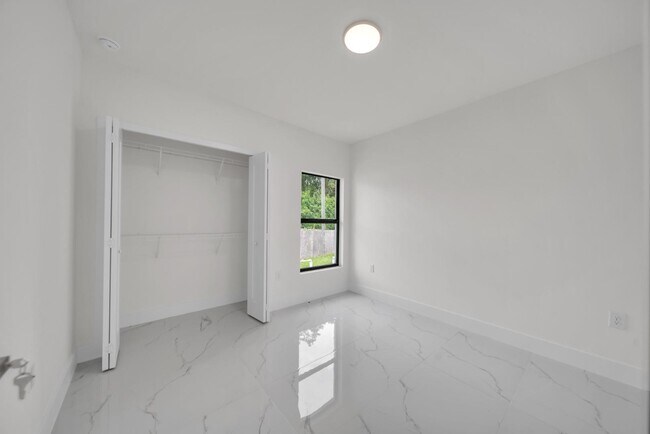 Foto del edificio - 2441 / 2443 Mae Ave S (4920/4922 28th St SW) - 2441 Mae Ave S (4920 28th St SW) Single