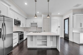 Building Photo - 1032 W 21st St