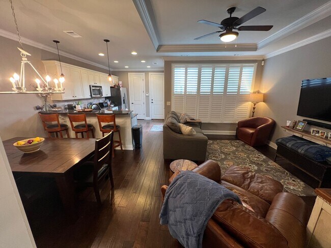 Foto del edificio - FURNISHED 3 Bed, 2.5 Bath Townhome in West...