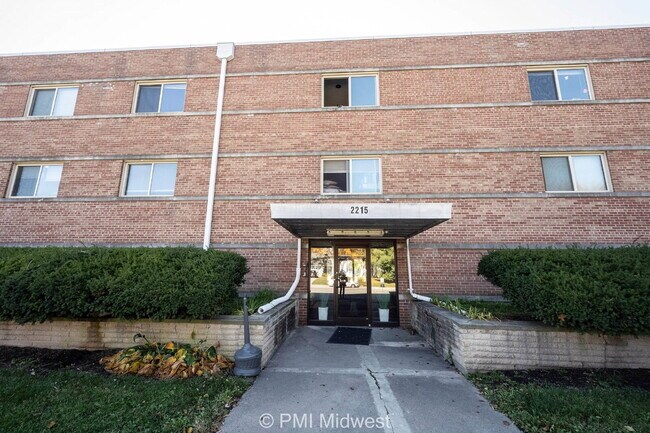 Building Photo - 2215 E 56th St