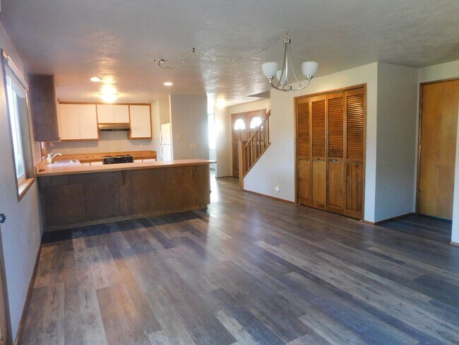 Building Photo - Beautiful 4 Bedroom, 2.5 Bathroom Home in ...