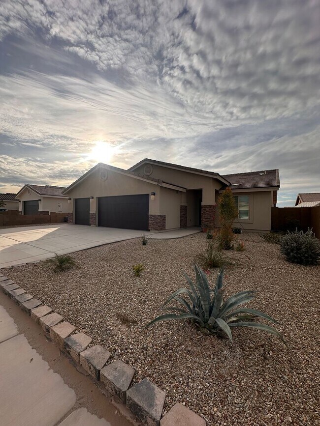 Foto del edificio - 3bed/2bath ALL tile home built in 2024