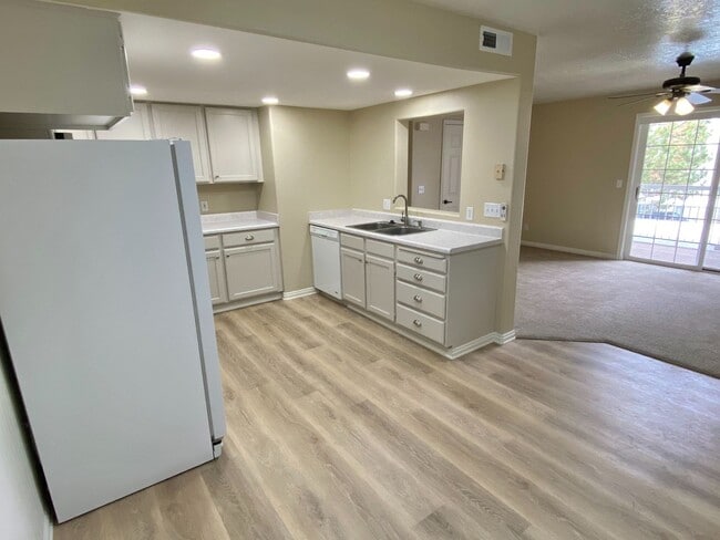 Building Photo - Beautiful 2 Bedroom Condo in North Orem