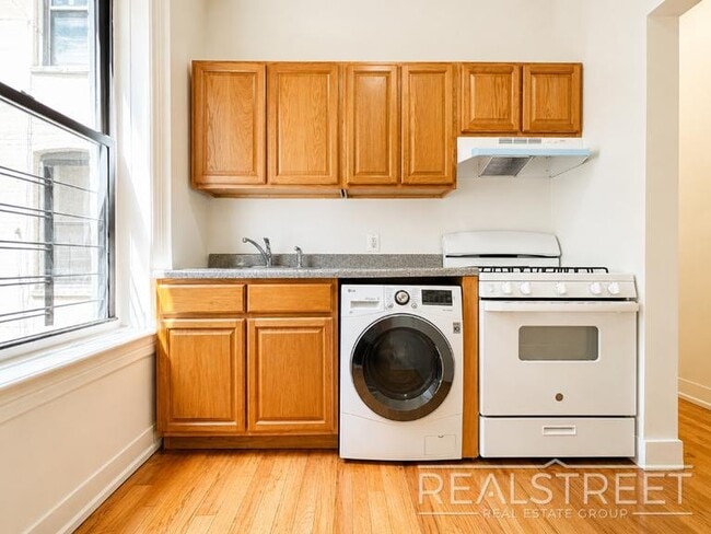 Building Photo - King-Size 2 Bed with Laundry in Elevator Building