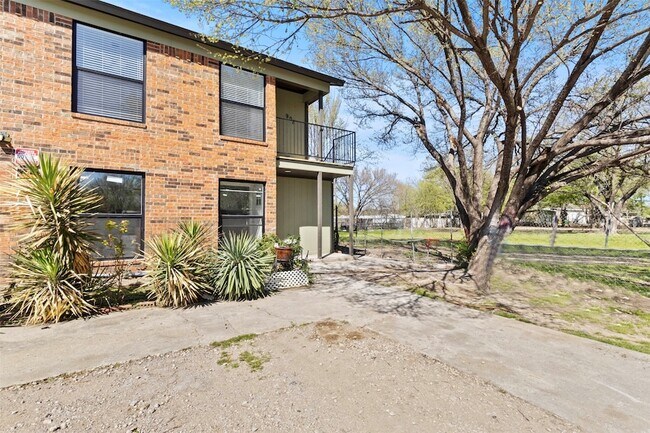 Foto del edificio - 908 Isbell Rd