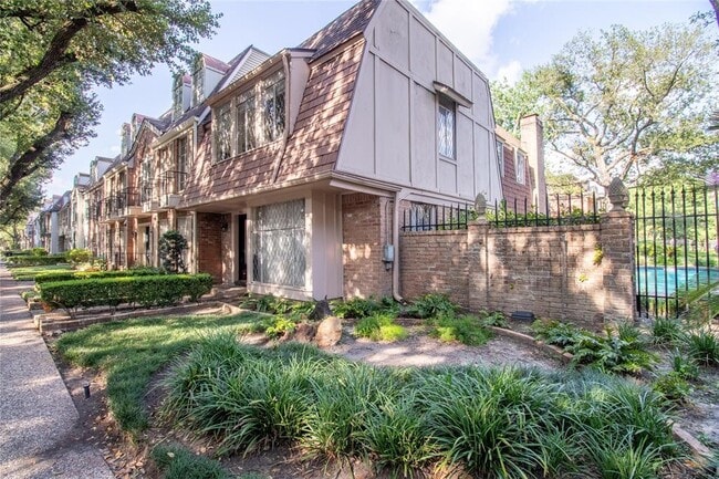 Building Photo - 452 N Post Oak Ln