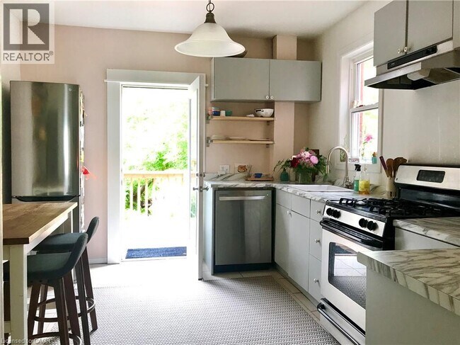 Building Photo - 291 Bay St N