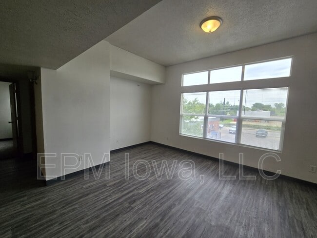 Building Photo - 60 Miller Ave SW