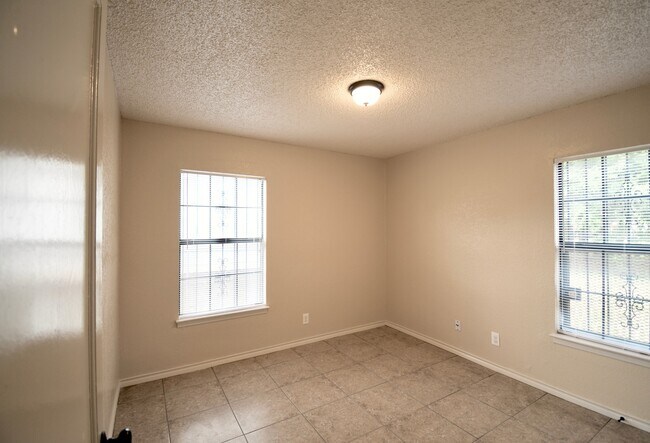Building Photo - 1510/1512 Duncan Avenue