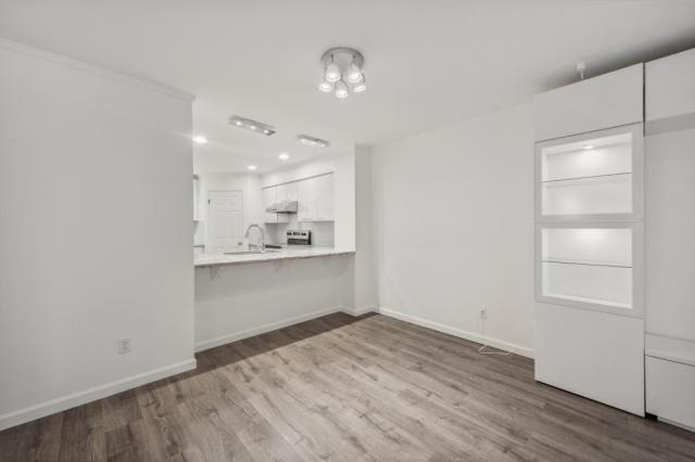 Building Photo - 2 bedroom in Seattle WA 98040