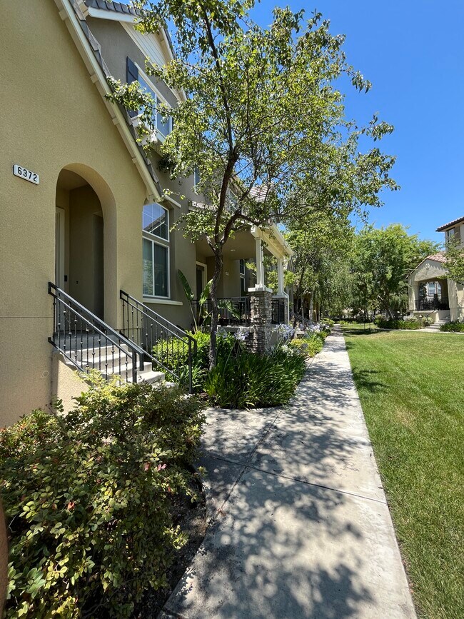 Foto del edificio - 6262 Byron Ln