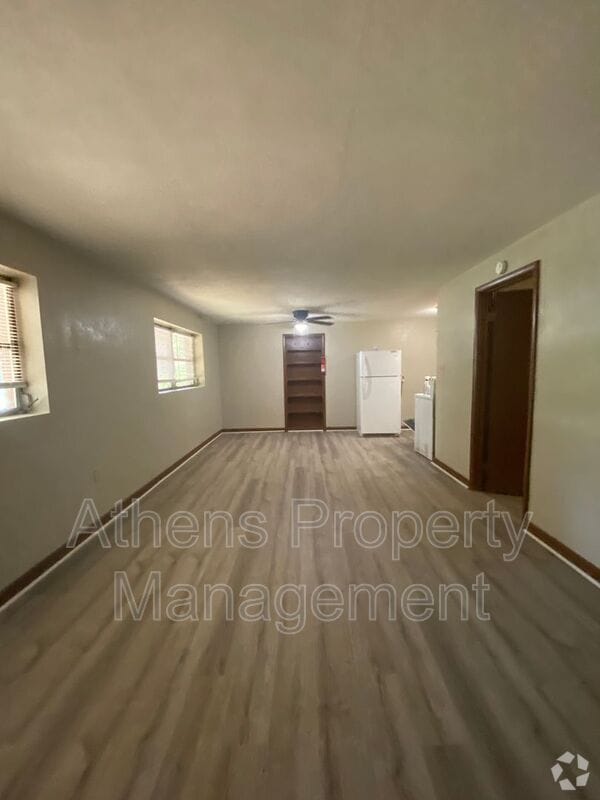 Building Photo - 317 Springtree Rd