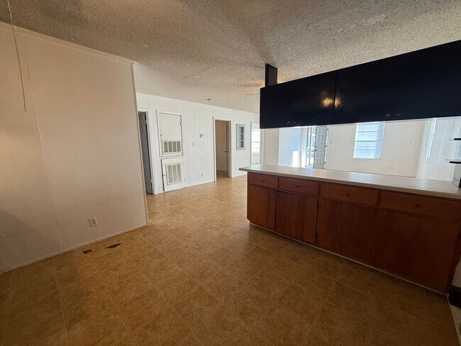 Building Photo - 3 bed 1.5 bath