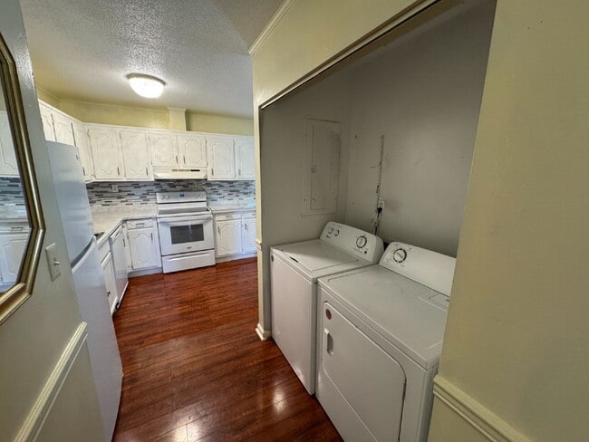 Building Photo - 3 bed, 1.5 bath - Seneca
