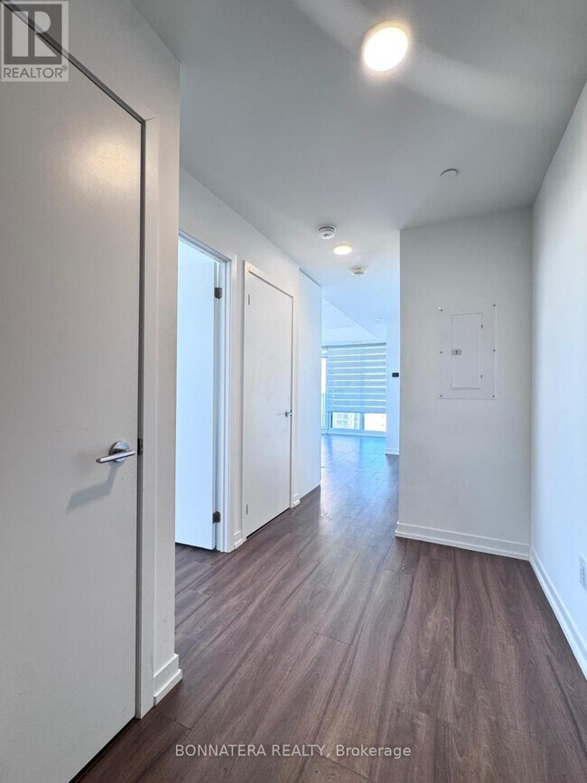 Photo du bâtiment - 4065 Confederation Pkwy