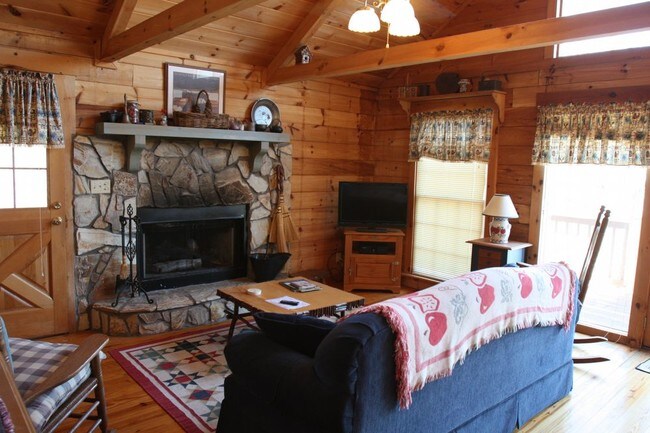 Building Photo - Cute Cabin Tucked in the Woods
