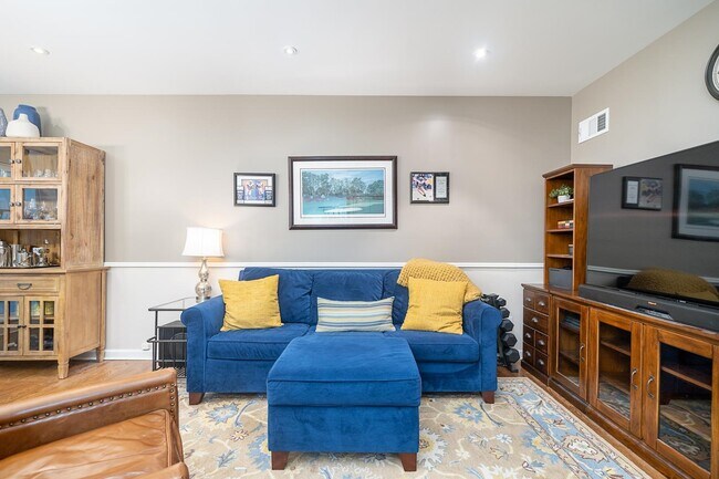 Building Photo - 360 1st St