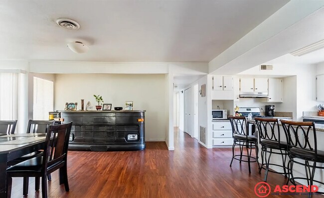 Foto del edificio - Cozy 3BD/2BA Home in Bakersfield's 93306 — Fully Equipped, Fireplace, Solar & All Pets Welcome!