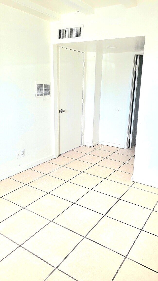 Dormitorio principal con baño - 615 E Knox Dr