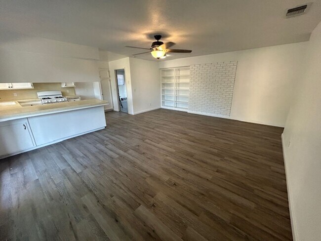 Foto del edificio - 3 bedroom 2 bathroom with pool!