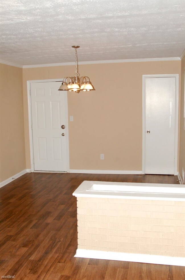 Building Photo - 3 br, 1 bath House - 3402 Eisenhower Circle