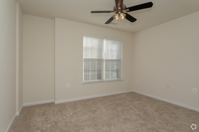 1BR, 1BA - 806 SF - Broadlands Apartments