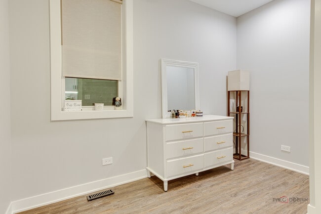 Foto del edificio - 1346 N Artesian Ave