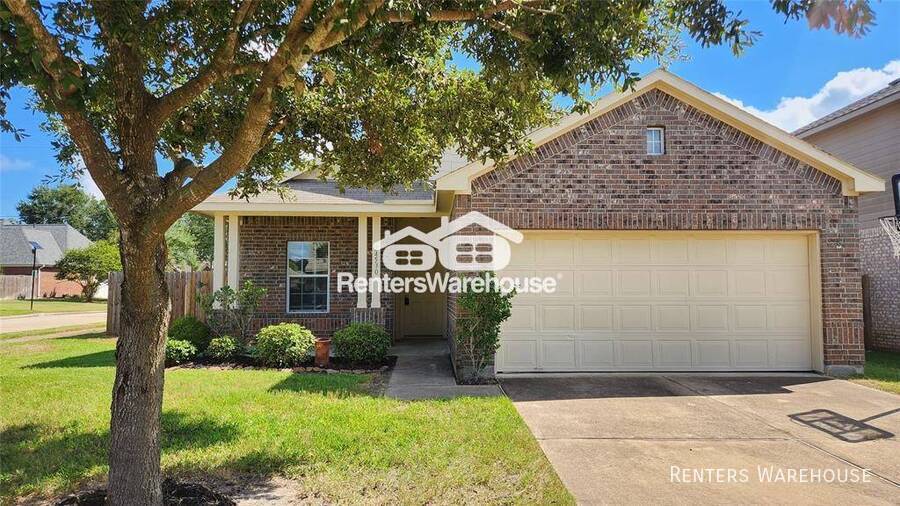 Foto principal - Welcome to this charming 3-bedroom, 2-bath...