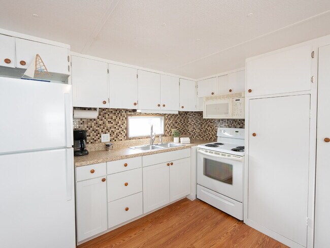 Foto del edificio - "Charming 2-Bed Furnished Annual Retreat i...