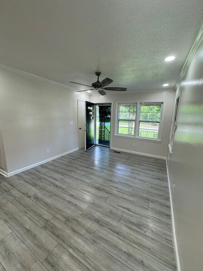 Foto del edificio - 1104 Elmgrove Ave