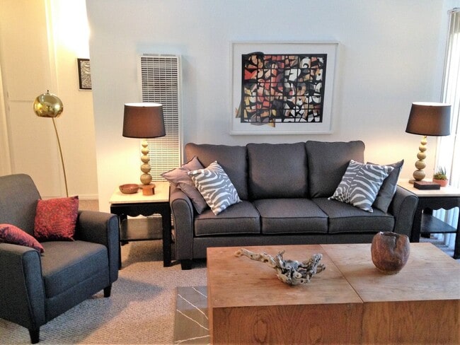 Building Photo - LOFT STYLE 2 Bed/1 Bath Near the Ocean ** ...