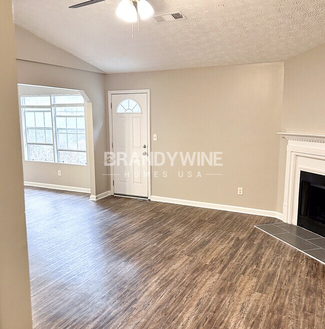 Building Photo - One month FREE RENT