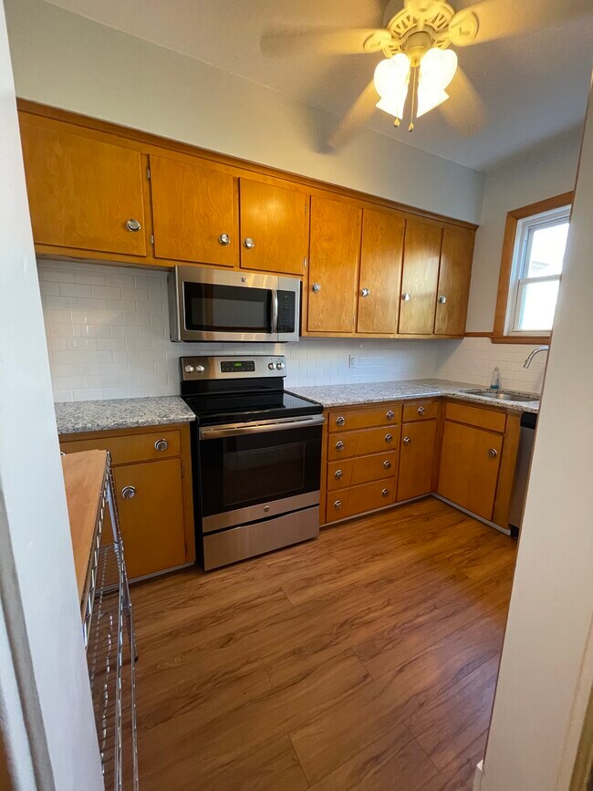 Kitchen: electric stove, microwave, dishwasher and refrigerator - 126 Leo Ave