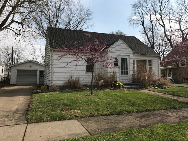 Large Garage - 303 W Stanage Ave
