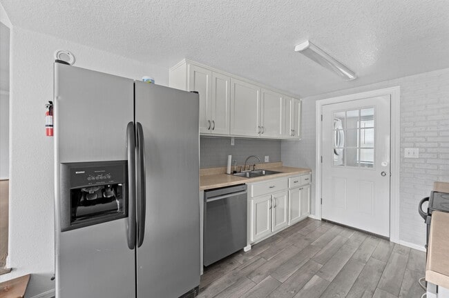 Building Photo - 2024 Jean St