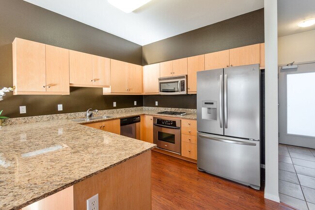 Building Photo - Spacious 2 Bedroom, 2 Bathroom Loft in Historic Downtown Anaheim
