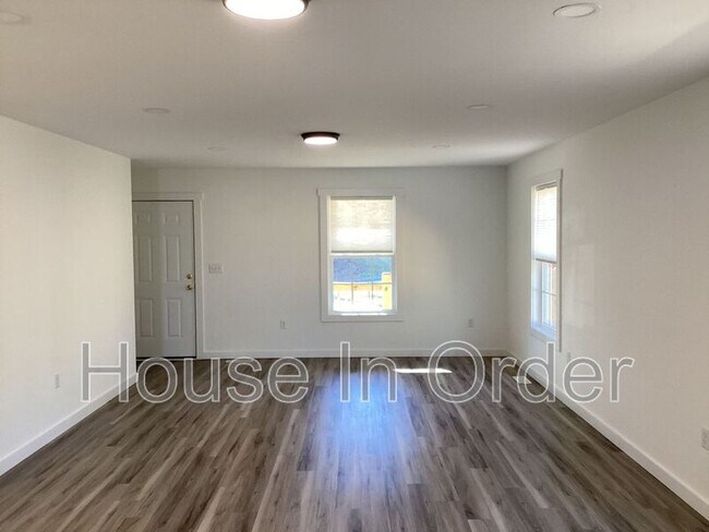 Foto del edificio - 941 W Chapel Rd