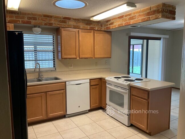 Building Photo - 824 Upland Dr