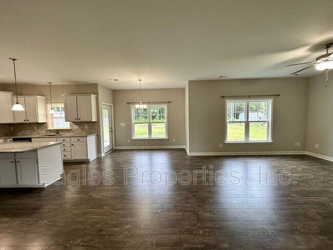 Foto del edificio - 451 Fallingbrook Dr