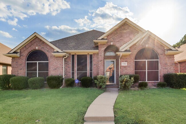 Building Photo - Move in ready Lewisville Home