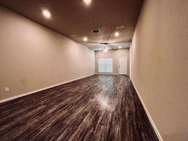Foto del edificio - Great 3/2/1 Duplex in Frenship ISD